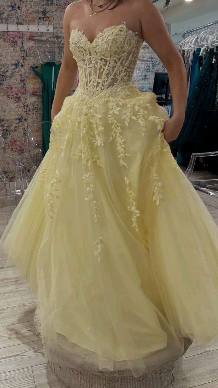 Robe de bal longue jaune en dentelle, coupe trapèze, décolleté cœur, idéale pour les lycéennes et les demoiselles d'honneur (N1021)
