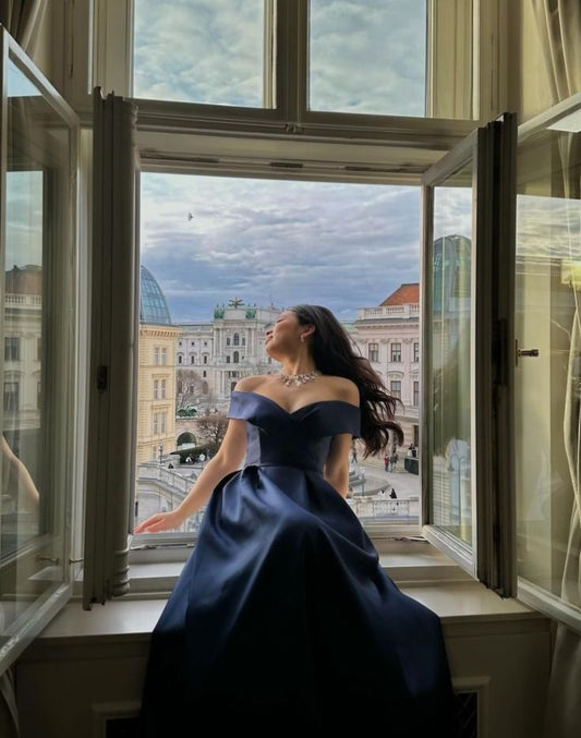 Besonderes Ballkleid, schulterfrei, dunkelblauer Satin mit kurzen Ärmeln, langes Abiballkleid, Inspiration Abiballkleid AB1032