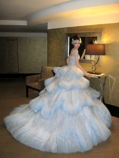 Robe de mariée princesse, robe de bal bustier en tulle bleu clair plissé, style robe de mariée longue et cintrée AB2404