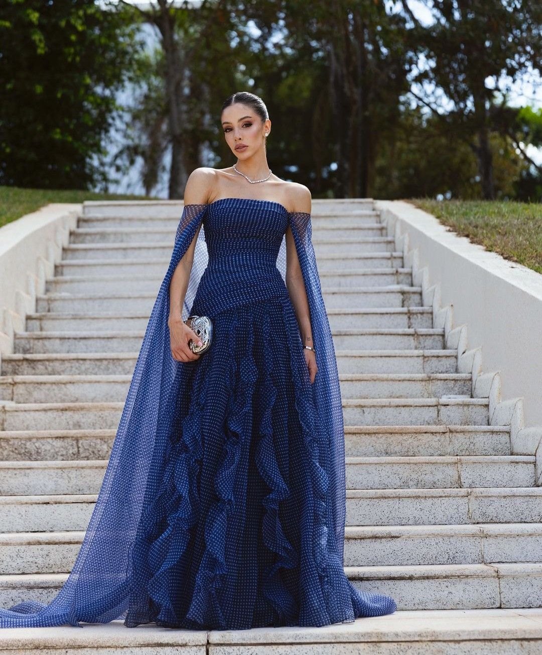 Elegantes Meerjungfrauen-Kleid aus marineblauem Chiffon mit Cape-Ärmeln, schulterfrei, lang, formell, für Abschlussball, Abendveranstaltung oder Dinnerparty. AB2048