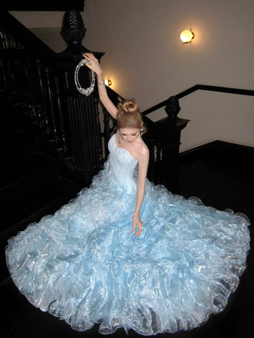 Robe de bal sobre en organza bleu à épaules dénudées, manches longues cape, à volants superposés, idéale pour une soirée de remise de diplômes (N054)