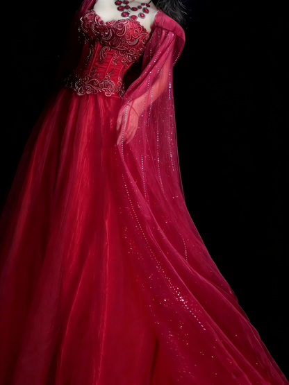Robe de bal élégante en tulle rouge à décolleté cœur et cape ornée de perles, longueur au sol. Inspiration robes de bal longues N1196