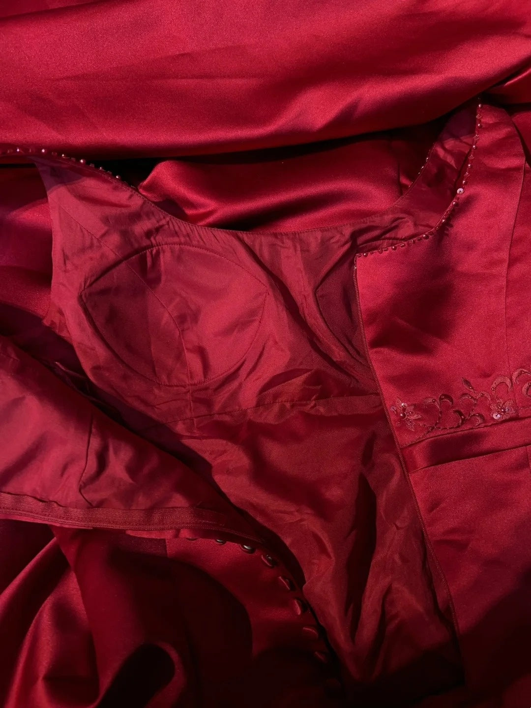 Vintage Abschlussballkleider Inspo A-Linie, eckiger Ausschnitt, roter Satin, 80er Jahre, lange Ballkleider mit Umhang N2857