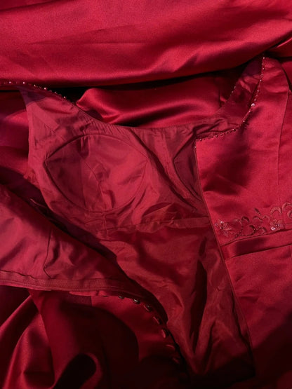 Vintage Abschlussballkleider Inspo A-Linie, eckiger Ausschnitt, roter Satin, 80er Jahre, lange Ballkleider mit Umhang N2857