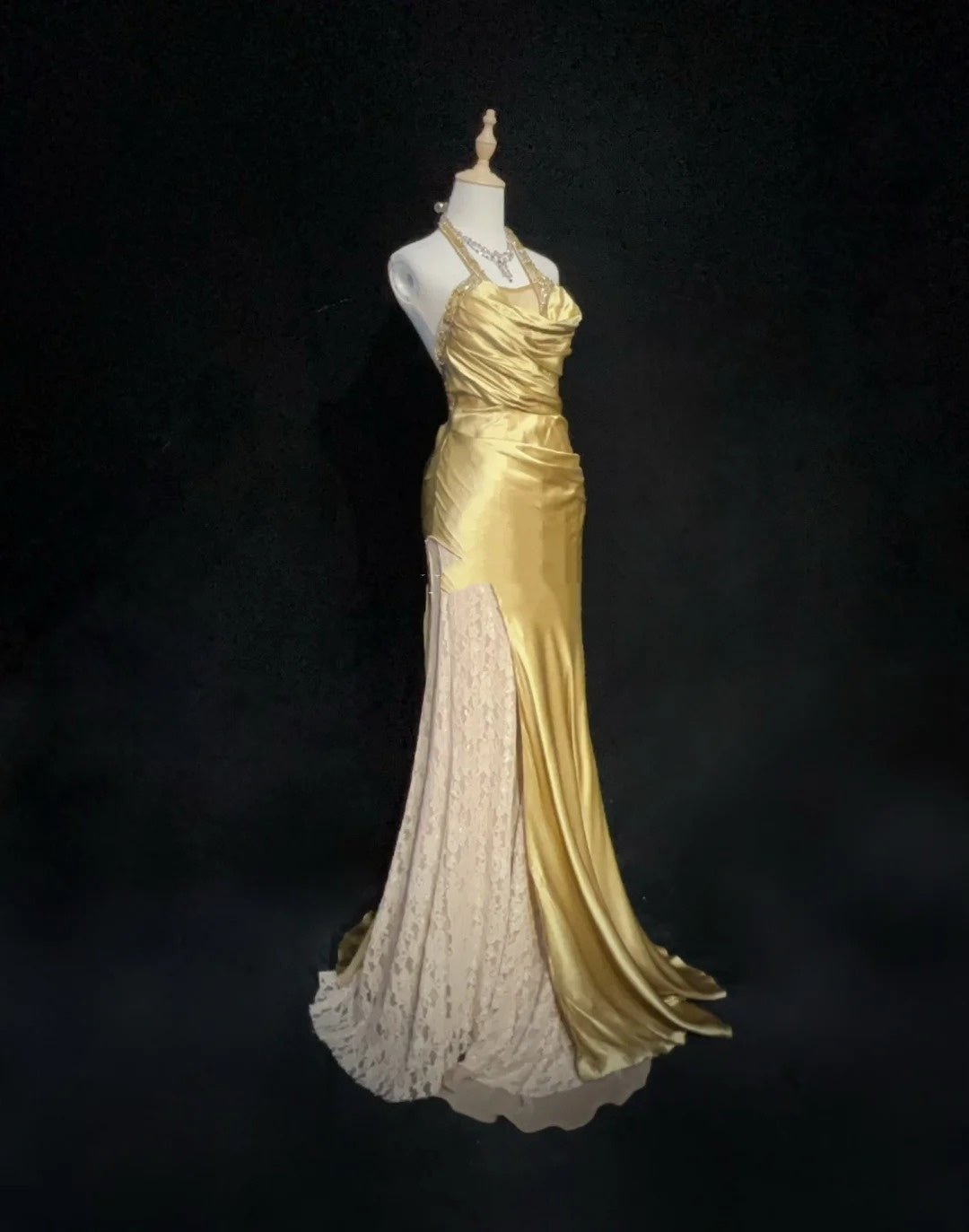 Bescheidene Ballkleider Meerjungfrau Neckholder Gold Satin mit Perlenstickerei Spitze Langes Festliches Abendkleid N3865