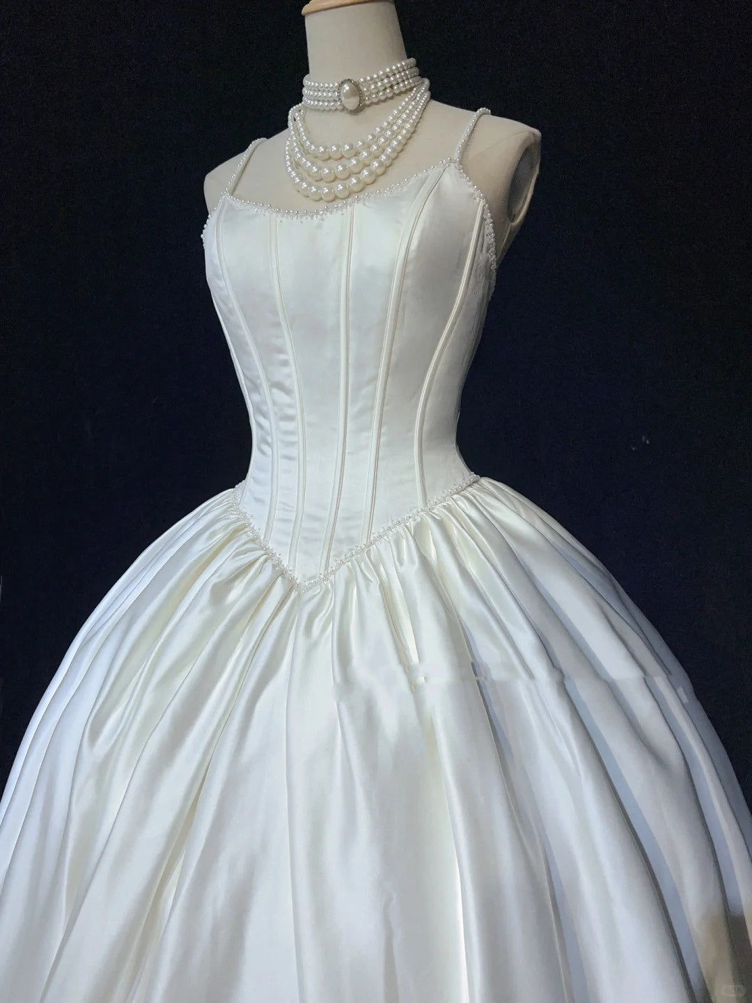 Einzigartige Hochzeitskleider, Ballkleid, Spaghettiträger, Weiß mit gerafften Perlen, langes Brautkleid N3629