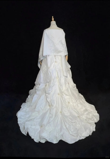 Vintage Ballkleid Spaghettiträger Weißer Taft mit Umhang Perlenstickerei Rüschen Hochzeitskleid Lange Brautkleider RB4331