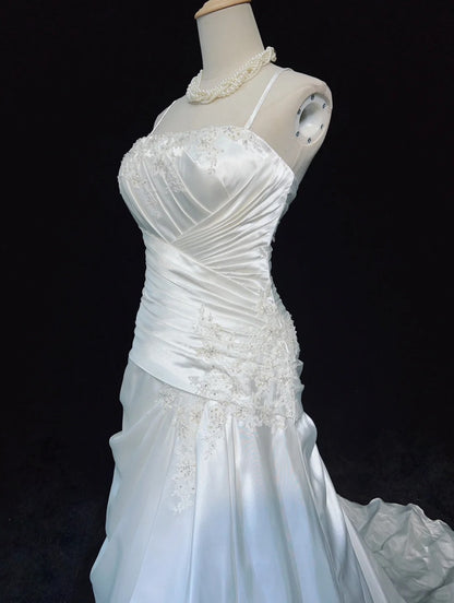 Einzigartige Brautkleider Meerjungfrau Spaghettiträger Elfenbein mit Rüschen Applikationen Langes Brautkleid N3631