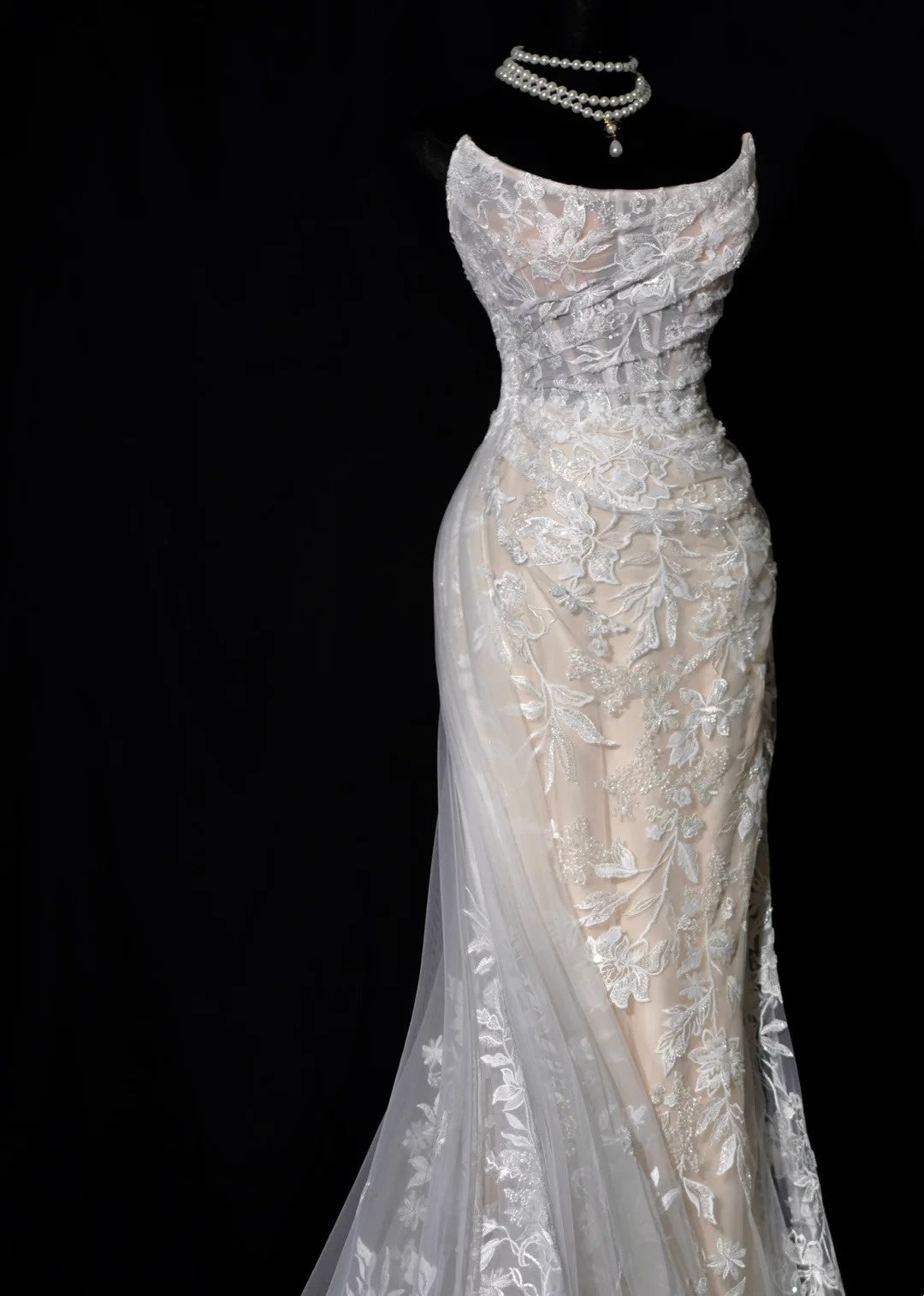 Chic Long Wedding Dresses White Mermaid Strapless Lace Long Wedding Dress For Brides Fitted With Train Bridal Gowns AB2476
