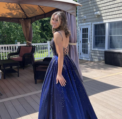 Langes, rückenfreies Party- und Ballkleid in A-Linie aus marineblauem Satin mit Spaghettiträgern und Perlenstickerei, AB1610