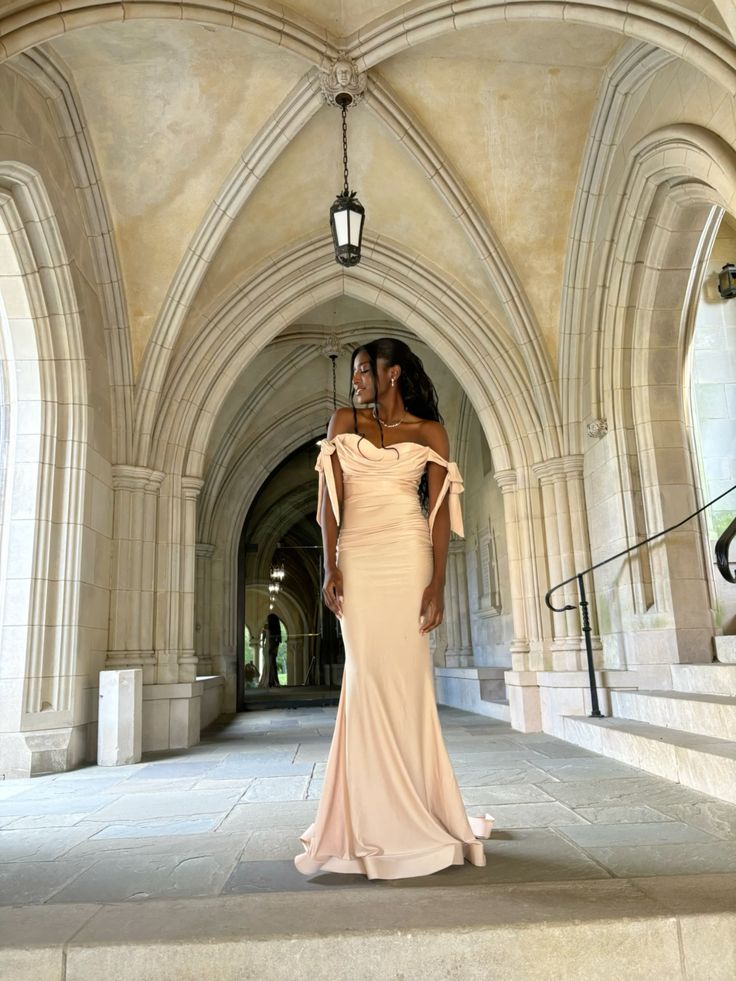 Sexy Meerjungfrauen-Abendkleid mit schulterfreiem Schnitt, langer Schleppe und Champagner-Schnitt – Inspiration für das perfekte Abendkleid AB1038