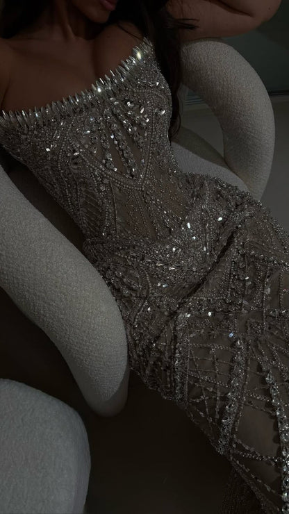 Elegantes, ärmelloses, langes, weißes Meerjungfrauen-Brautkleid mit herzförmigem Ausschnitt und Spitze, Modell AB1510