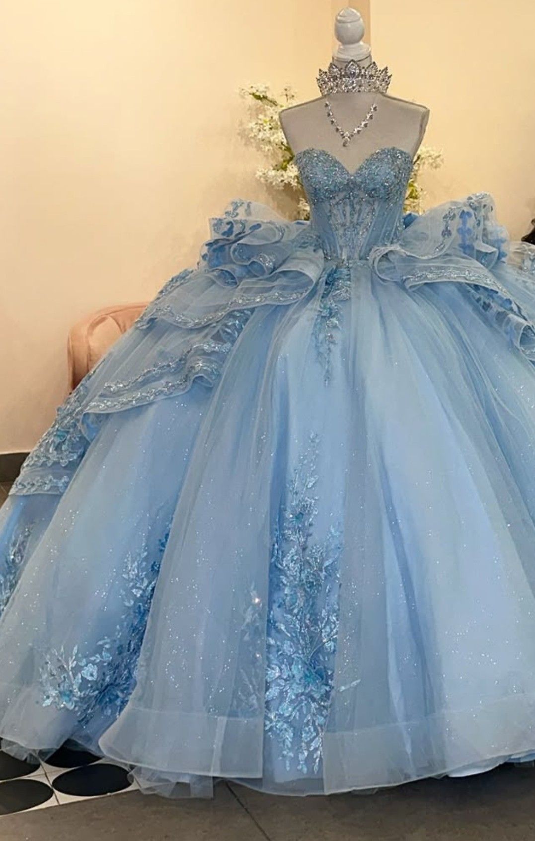 Robe de bal unique en tulle bleu à décolleté cœur et plusieurs volants, longue, idéale pour un bal de promo, une quinceañera ou un anniversaire de 15 ou 16 ans (AB1237).