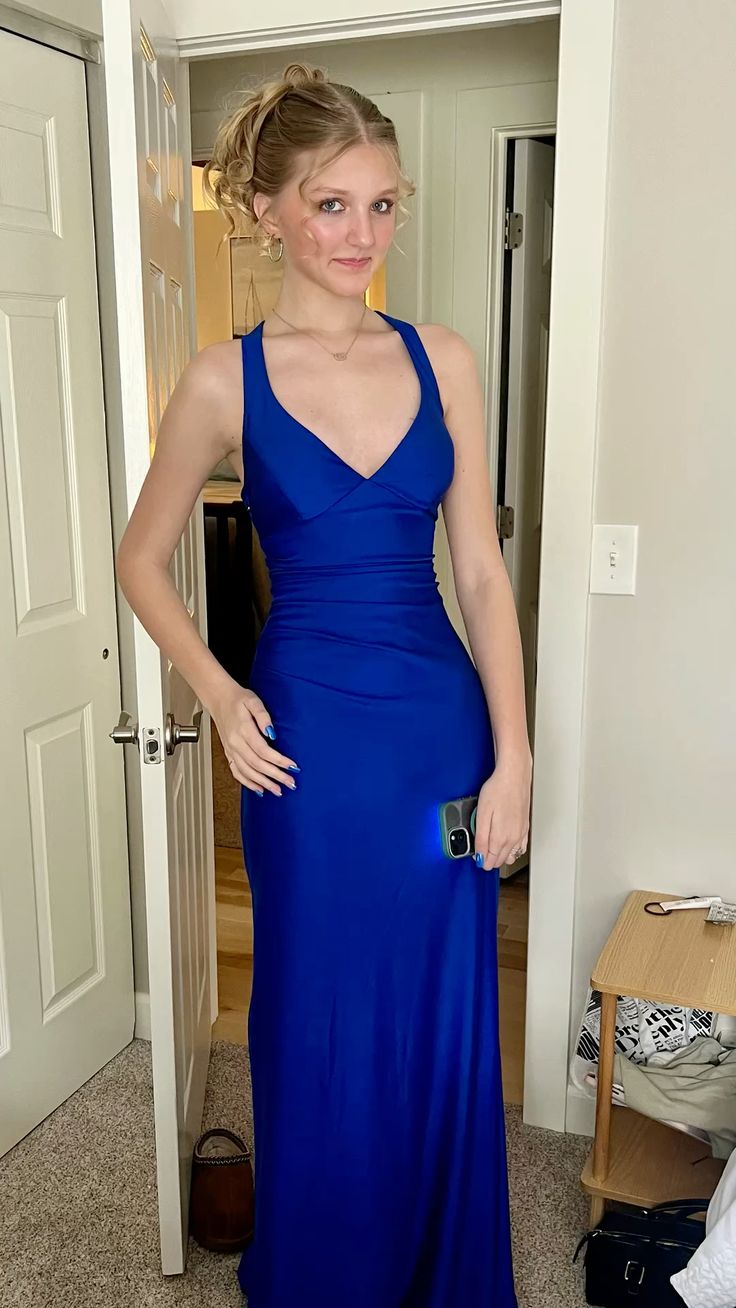 Robe de soirée sirène à fines bretelles bleu roi, dos nu et fente, idéale pour les jeunes filles (N1125).