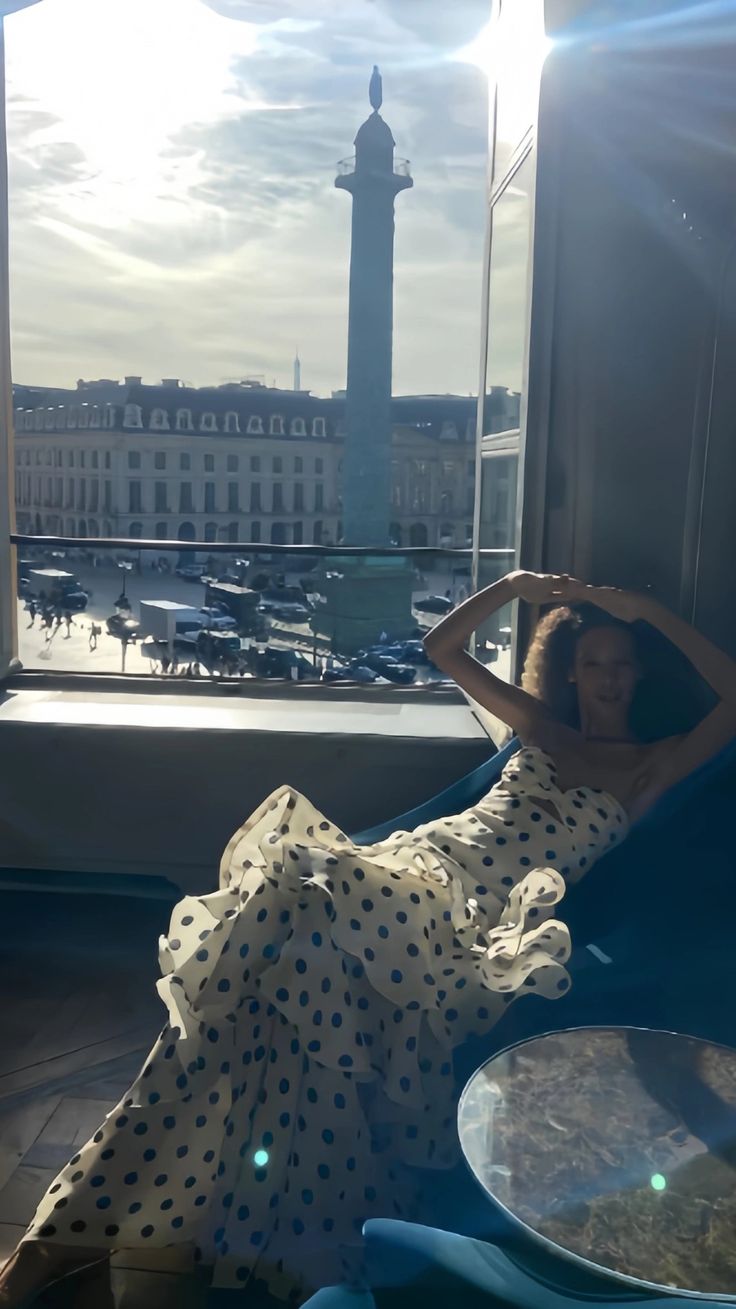 Robe de bal en mousseline noire à pois, décolleté en cœur, plissée et à volants, référence N592