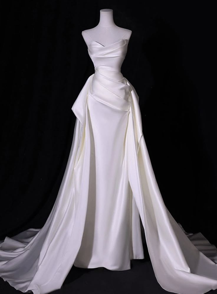 Einfaches weißes Meerjungfrauen-Brautkleid aus Satin, trägerlos, mit Falten, AB971