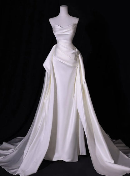 Einfaches weißes Meerjungfrauen-Brautkleid aus Satin, trägerlos, mit Falten, AB971