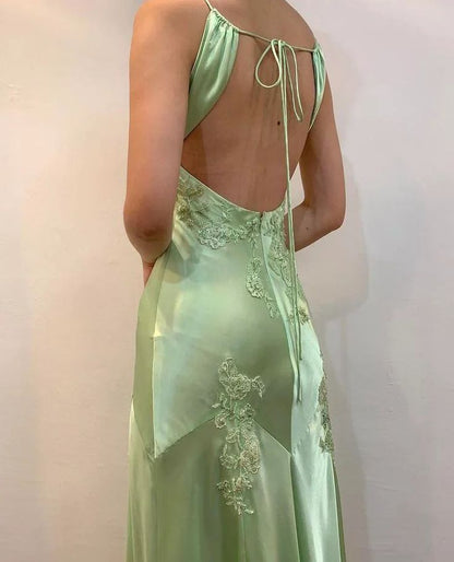 Hübsches Meerjungfrauen-Abendkleid mit V-Ausschnitt, grünem Satin, rückenfrei, mit Perlen verziert, AB957