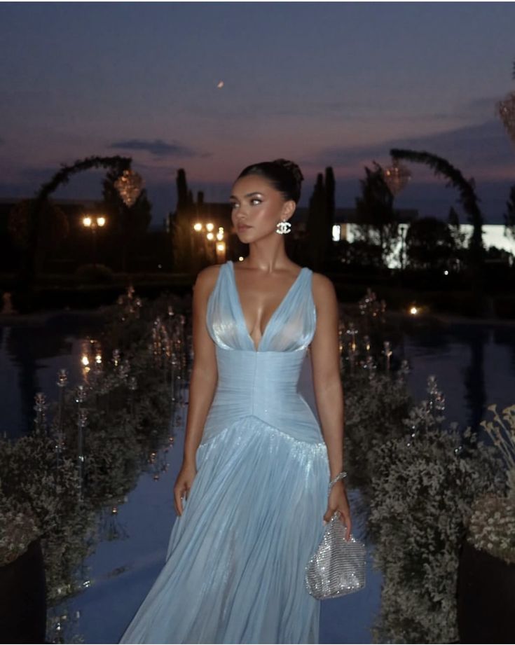 Robe de soirée longue en satin bleu ciel clair, coupe trapèze, col V, style simple, idéale pour un bal de promo ou un mariage (N893)