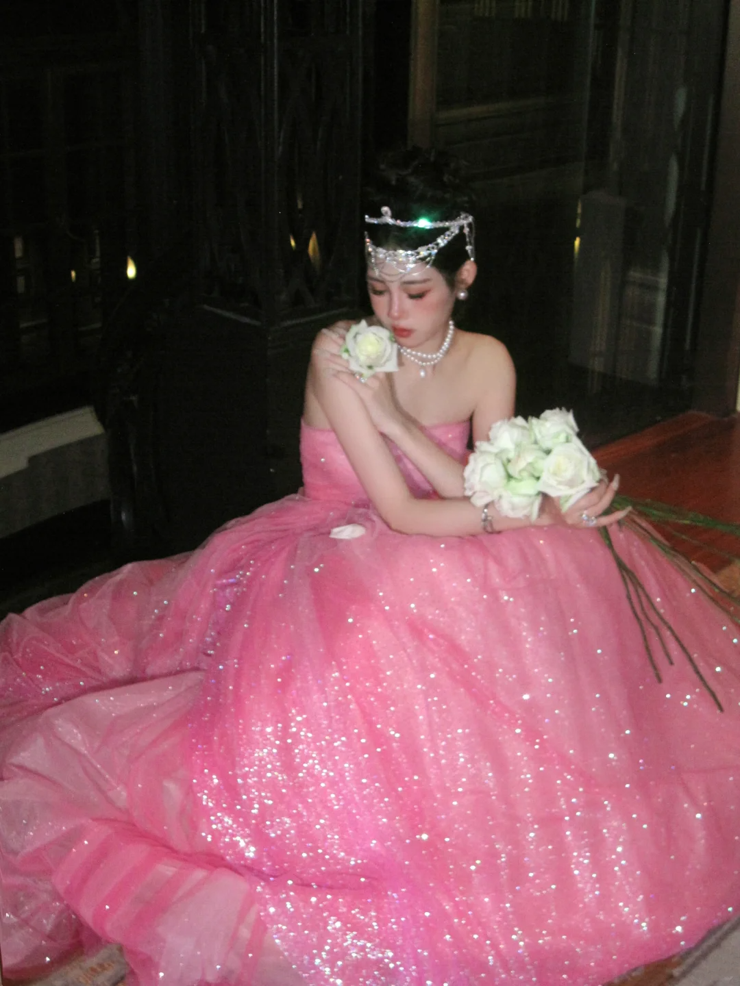 Robe de bal longue rose à paillettes sans bretelles, sans bretelles, idéale pour une quinceañera, un anniversaire de luxe ou une fête de 15 ou 16 ans (N074)