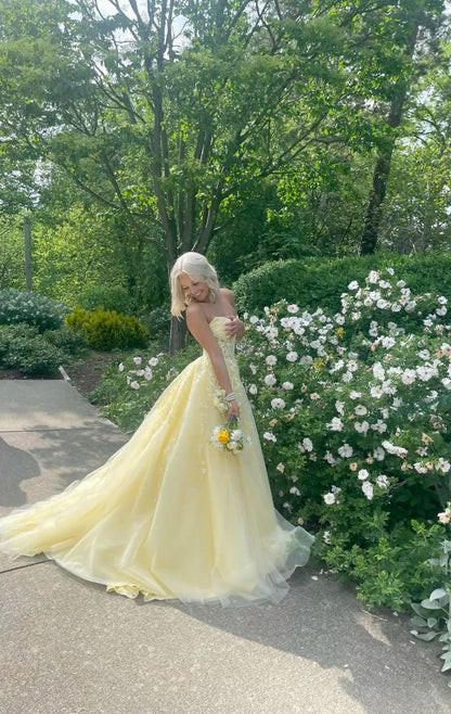 Einzigartiges Ballkleid mit Herzausschnitt, gelber Tüll mit Spitzenapplikationen, langes Abendkleid AB596
