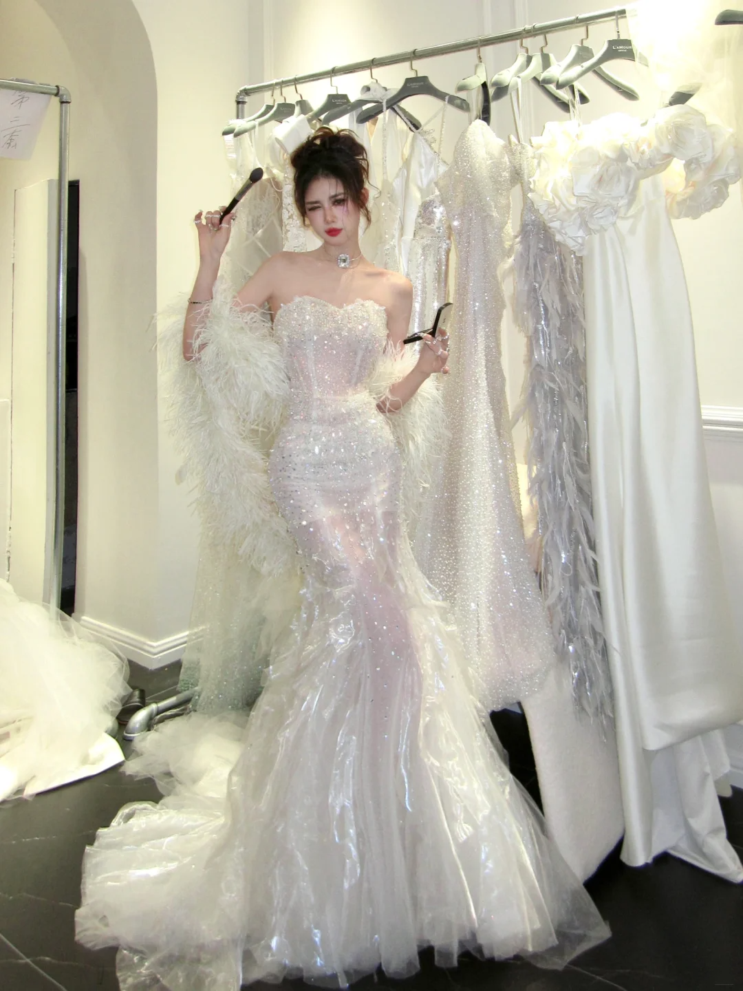 Robe de mariée sirène luxueuse avec bustier orné de cristaux et de perles, robe de mariée argentée à sequins, coupe ajustée, référence N076
