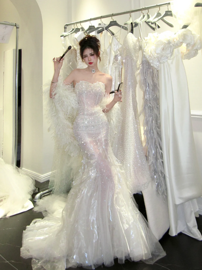 Robe de mariée sirène luxueuse avec bustier orné de cristaux et de perles, robe de mariée argentée à sequins, coupe ajustée, référence N076