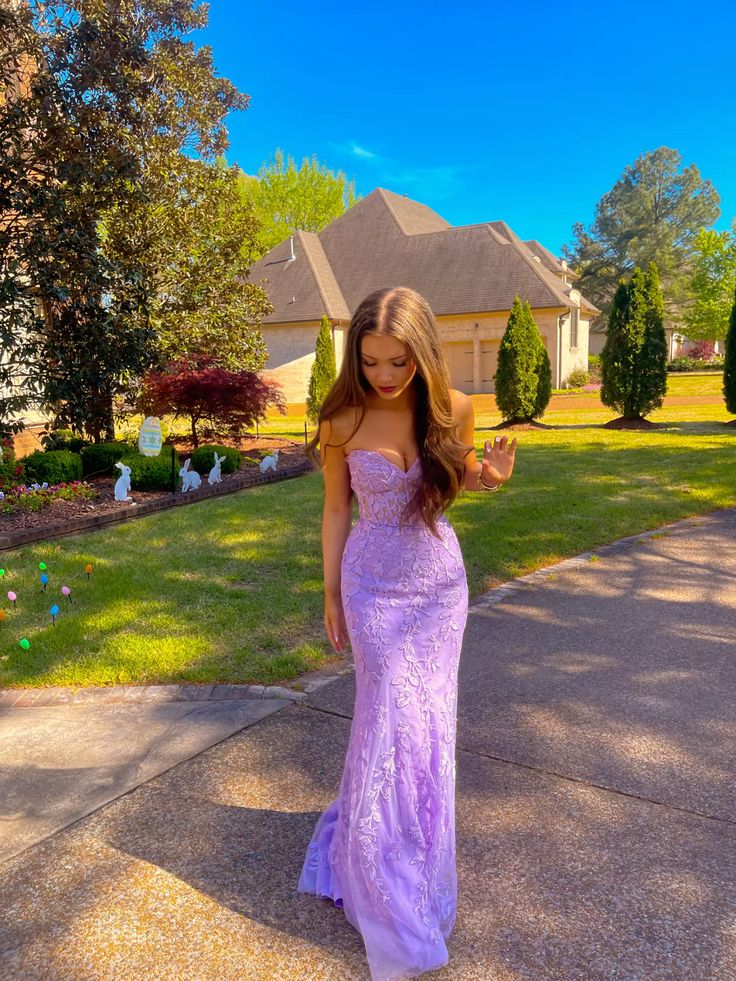 Robe de soirée longue sirène scintillante en dentelle lilas à décolleté cœur et applications AB731