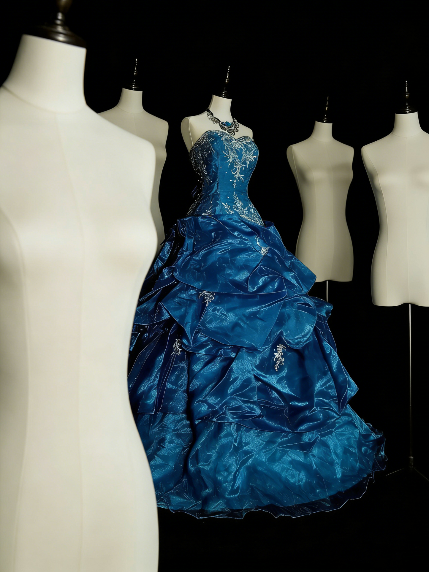 Robe de bal vintage en organza bleu à volants, bustier cœur, idéale pour les 16 ans (Quinceañera), longueur 15 pouces (réf. N1462)