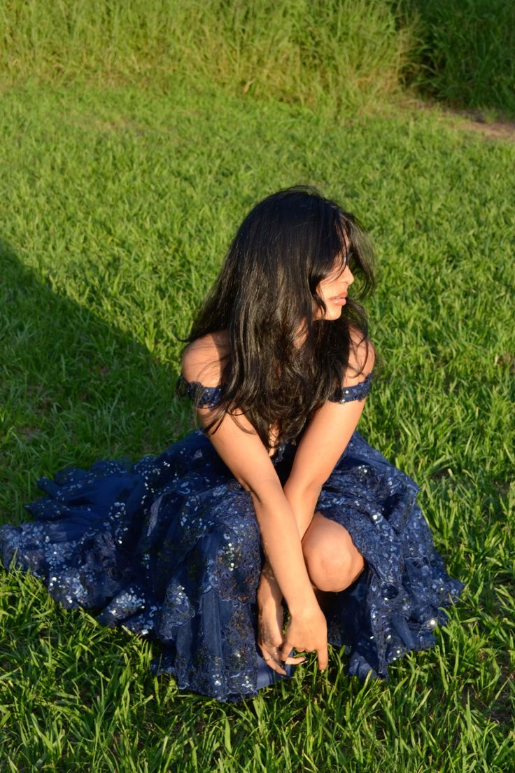 Besonderes Ballkleid mit herzförmigem Ausschnitt, Trägern, dunkelblauer Spitze, hohem Schlitz, ärmellos, langes Abiballkleid, Inspiration Abiballkleid AB1031