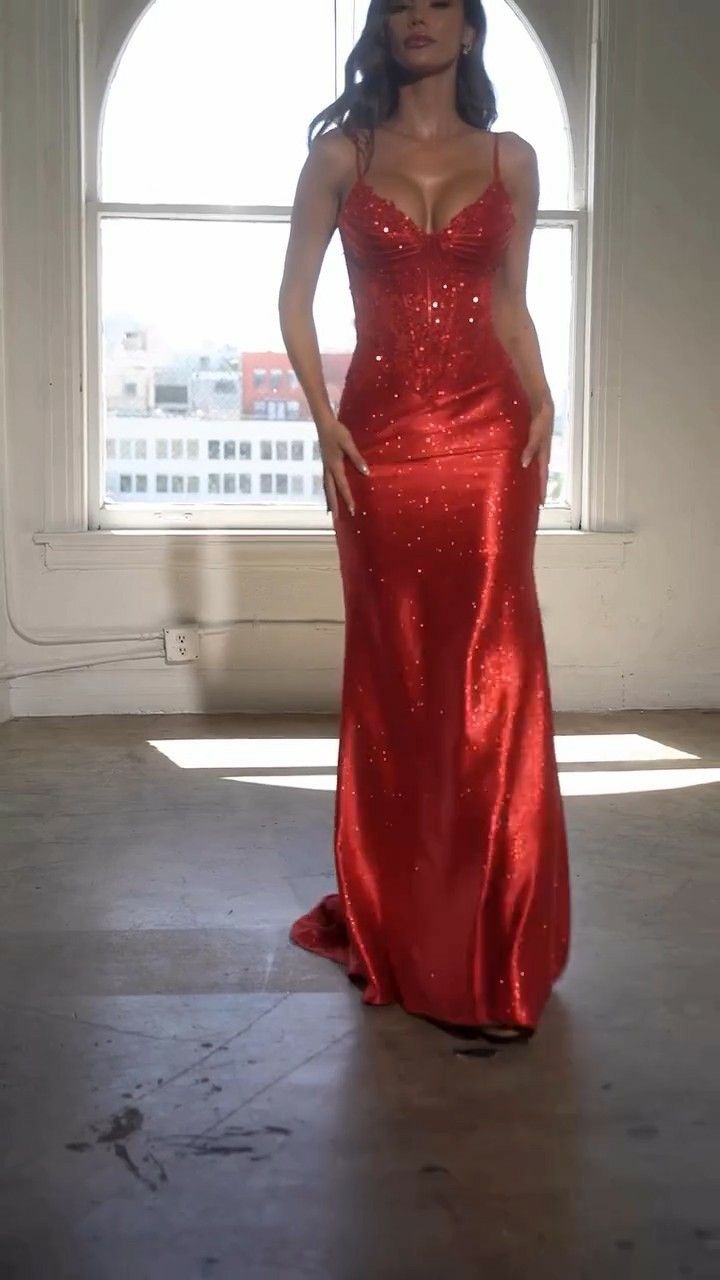 Robe de bal longue sirène à fines bretelles, en dentelle rouge et perles - Inspiration tenue de soirée AB756