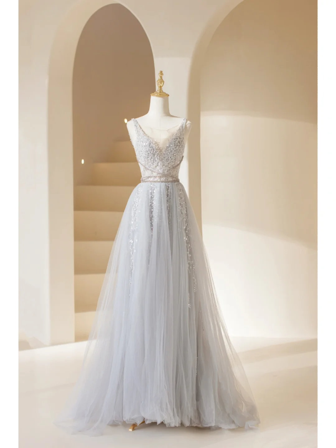 Niedliches, langes, silber-graues Tüll-Abendkleid in A-Linie mit V-Ausschnitt – ein echter Hingucker zum 19. Geburtstag (AB868)