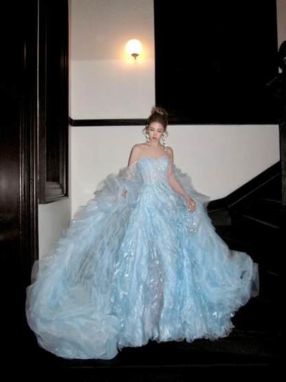 Robe de bal sobre en organza bleu à épaules dénudées, manches longues cape, à volants superposés, idéale pour une soirée de remise de diplômes (N054)
