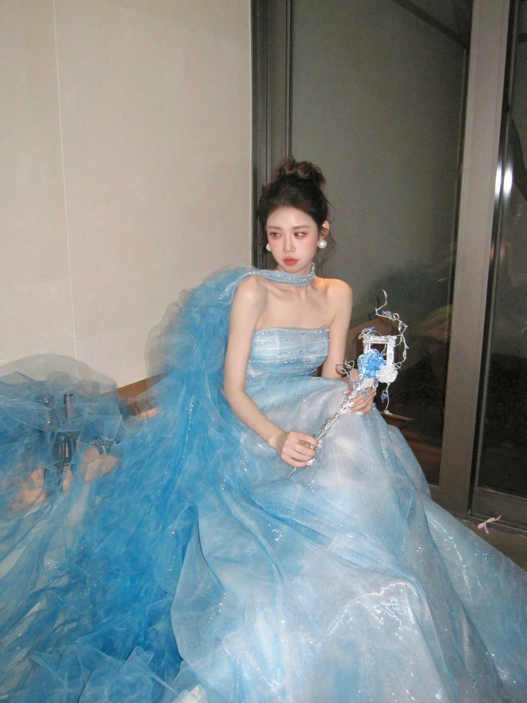 Robe de bal sobre sans bretelles bleu glacier avec longue cape à volants, robe de soirée élégante pour remise de diplômes N057