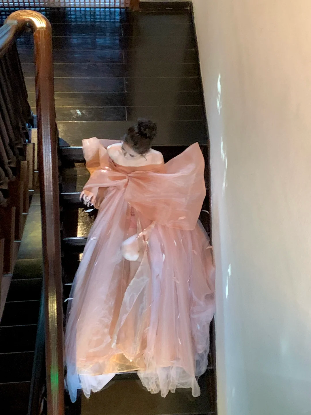 Elegantes, schulterfreies Ballkleid in Korallenrosa mit langen Ärmeln und Schleife – ein ästhetisches, langes Abendkleid für Abschlussfeiern (N065).