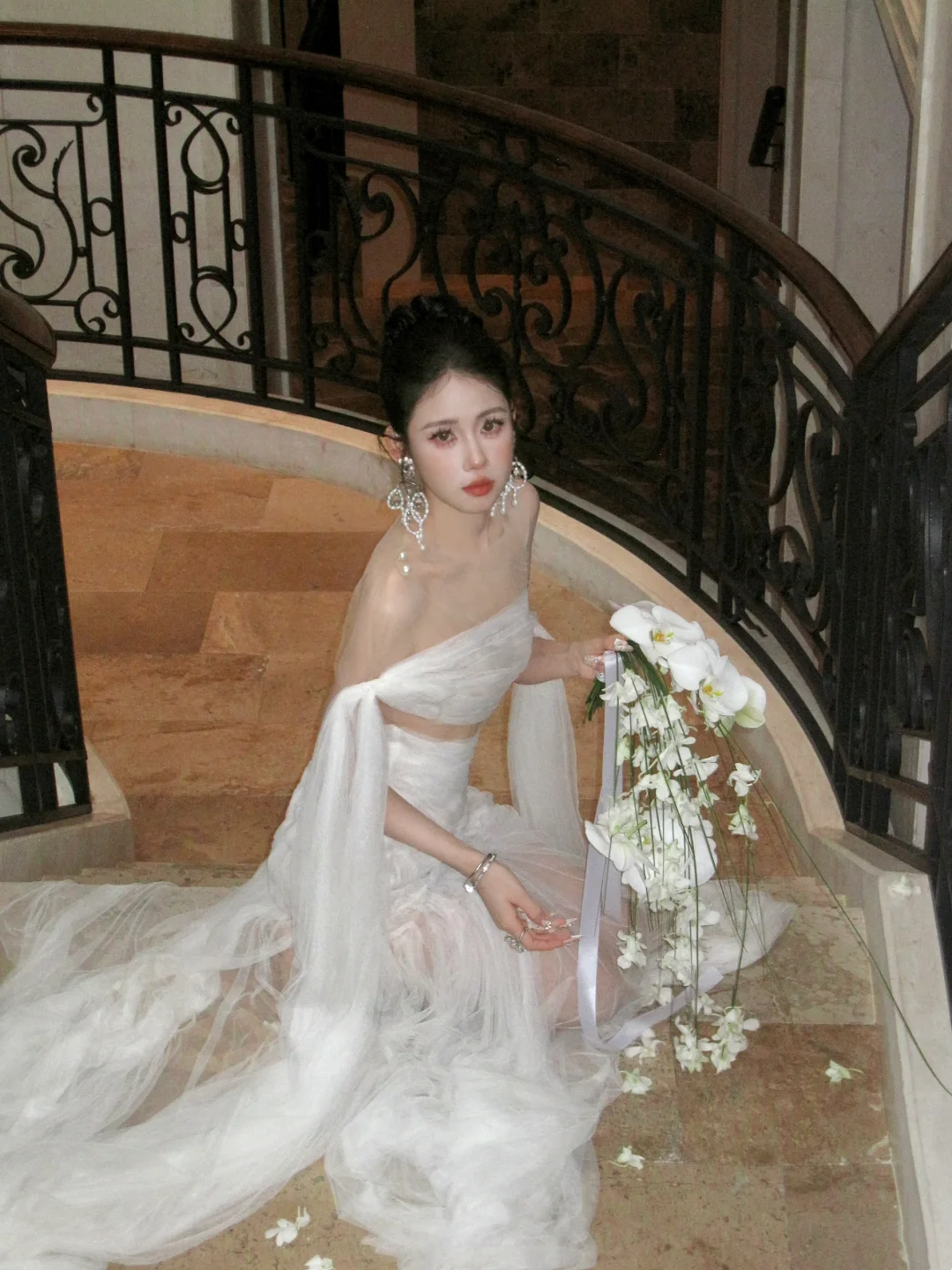 Robe de mariée sirène simple en tulle blanc à épaules dénudées avec plis et fronces, style féerique, référence N066