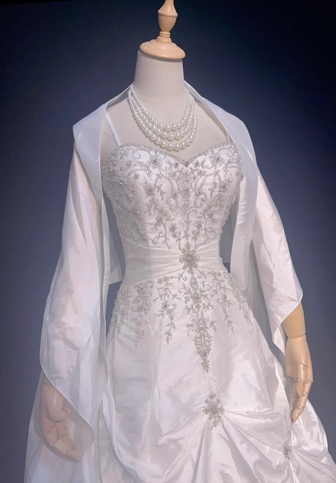 Vintage Ballkleid Spaghettiträger Weißer Taft mit Umhang Perlenstickerei Rüschen Hochzeitskleid Lange Brautkleider RB4331