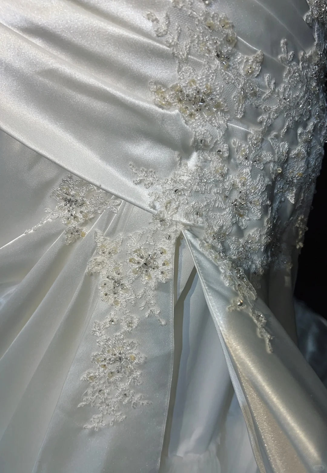 Einzigartige Brautkleider Meerjungfrau Spaghettiträger Elfenbein mit Rüschen Applikationen Langes Brautkleid N3631