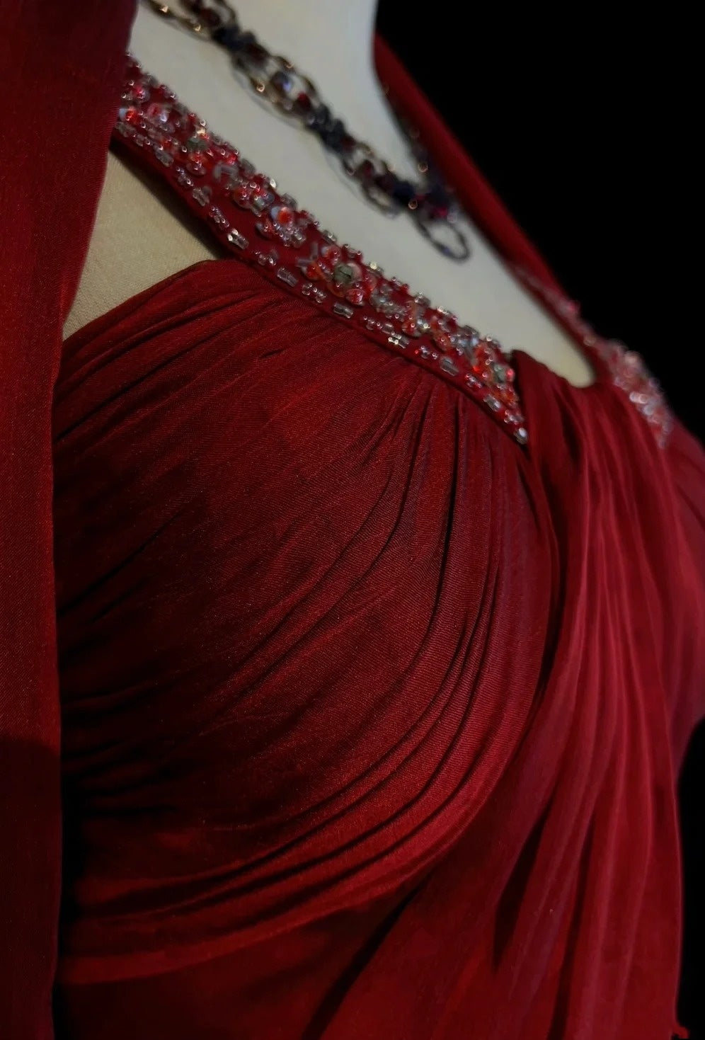 Robes de Bal Élégantes Ligne A Col Bijou Bourgogne Mousseline avec Cape Perles Sans Manches Longue Robe de Soirée Formelle N2885