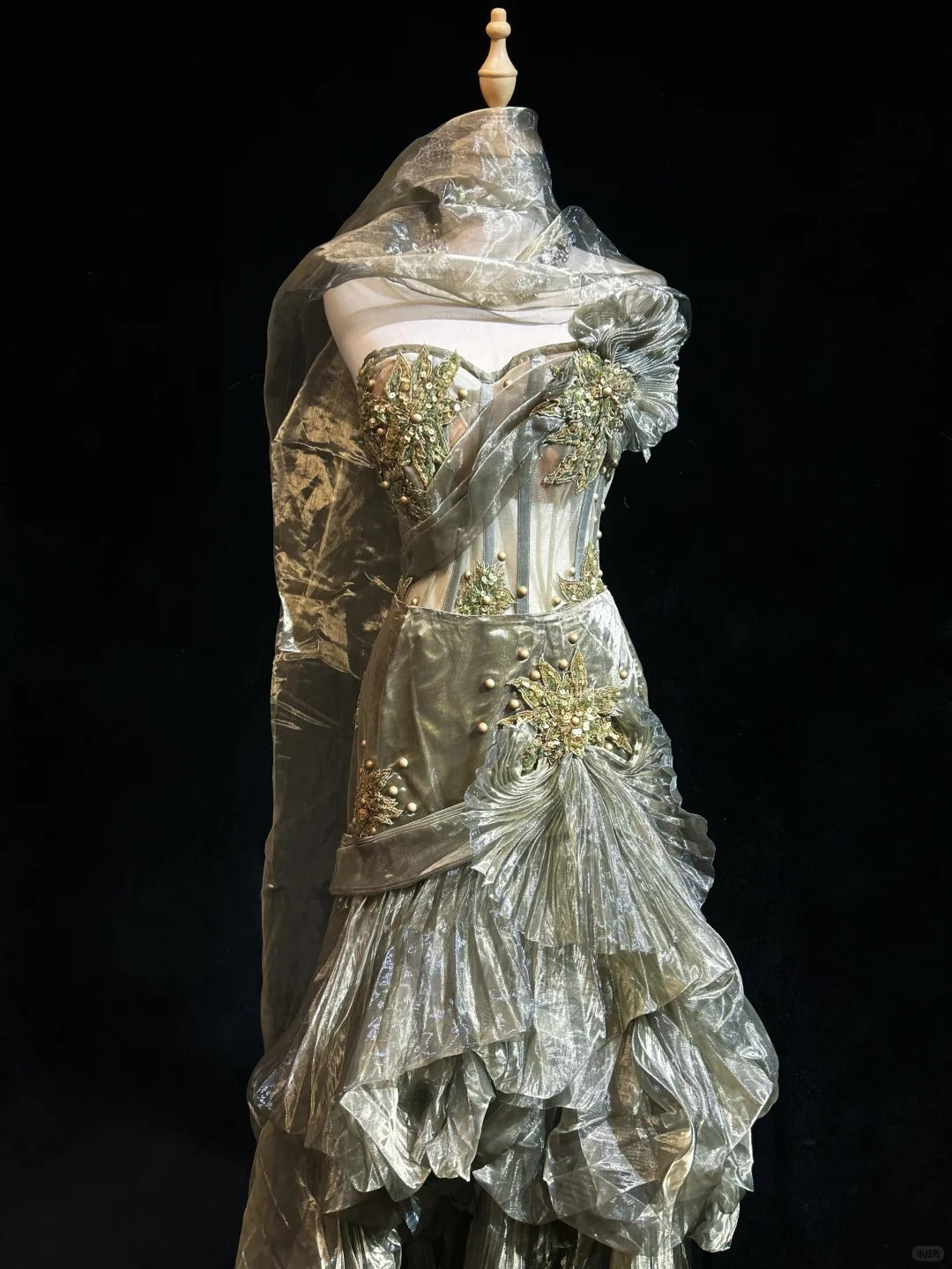 Robes de bal gothiques glamour Robes de soirée sirène sans bretelles en organza vert sans manches avec volants Robe de soirée semi-formelle N3795