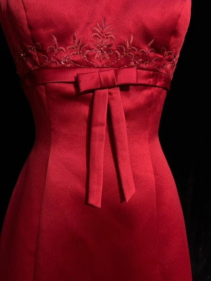 Vintage Abschlussballkleider Inspo A-Linie, eckiger Ausschnitt, roter Satin, 80er Jahre, lange Ballkleider mit Umhang N2857