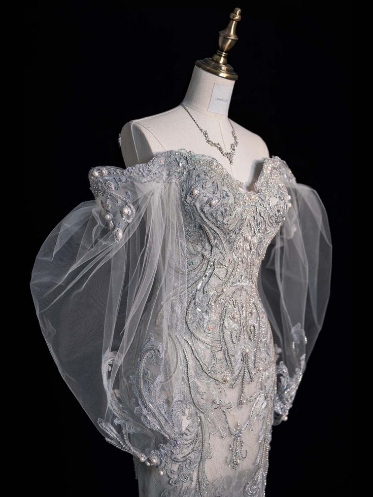 Zeitloses Meerjungfrauen-Brautkleid für Damen, schulterfrei, silbergrau, lange Ärmel, mit Spitze und Perlenbesatz, AC009