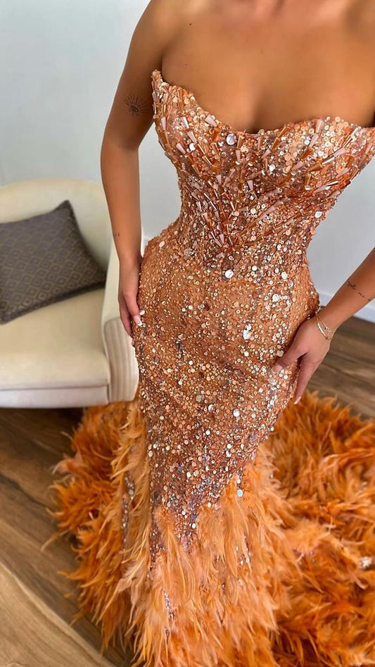 Verträumtes orangefarbenes Pailletten-Sweetheart-ärmelloses Ballkleid Meerjungfrauen-Etui mit Federn Perlenstickerei für Damen N4054