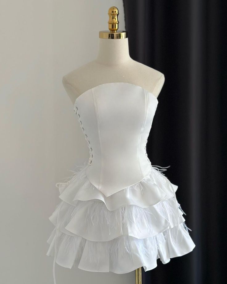 Hübsches Ballkleid Trägerlos Weiß mit Federn Minikleid Homecoming Kleider Kurze Outfits zum 18. Geburtstag RB4201