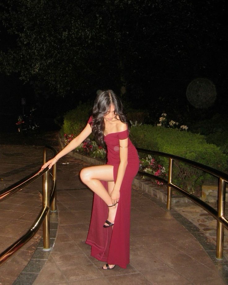 Robe de soirée sirène longue en satin bordeaux à épaules dénudées, AB1657