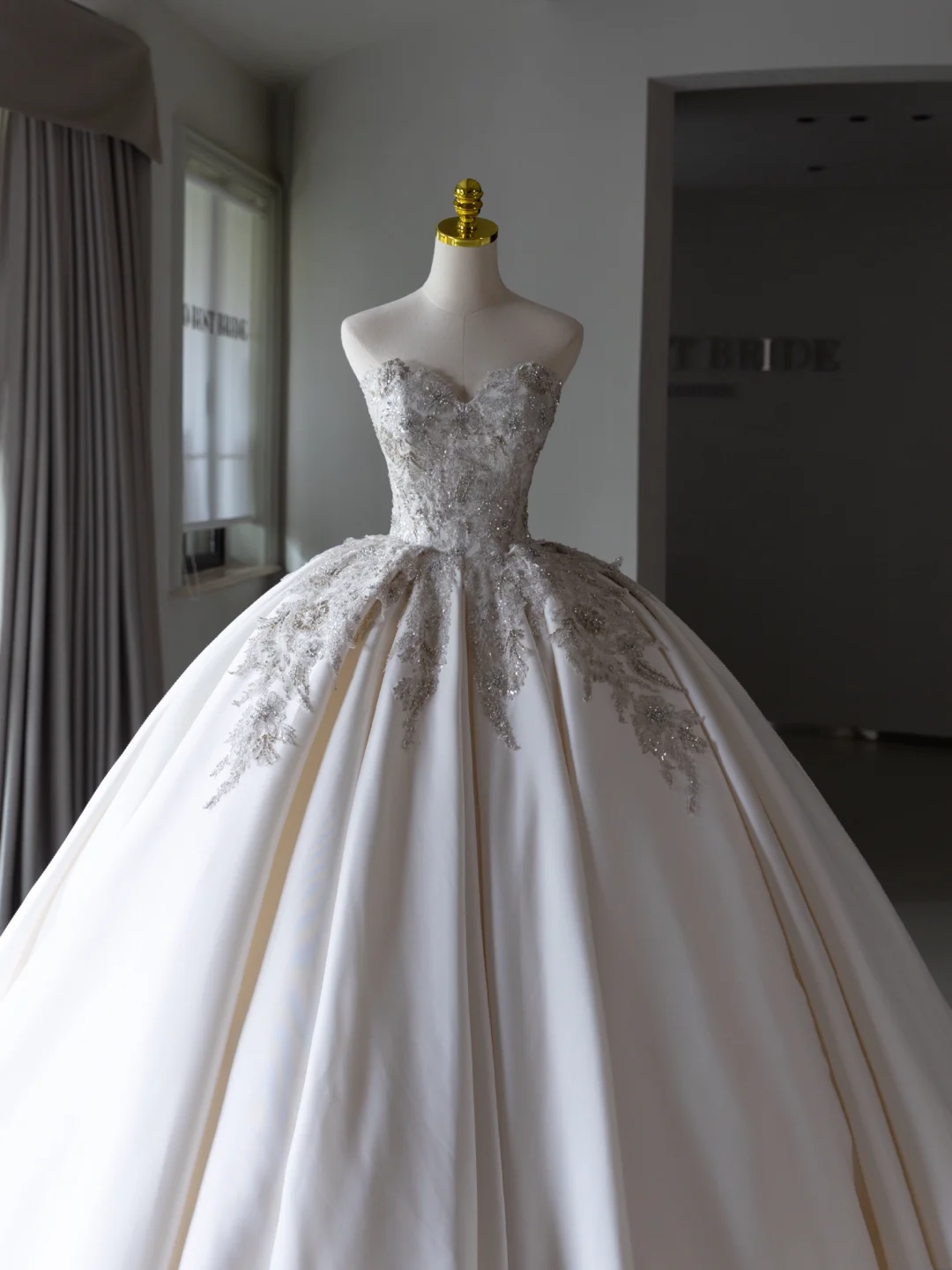 Simple Ball Gown White Sweetheart Satin Appliques Lace Wedding Dress Satin Brides Dress A002