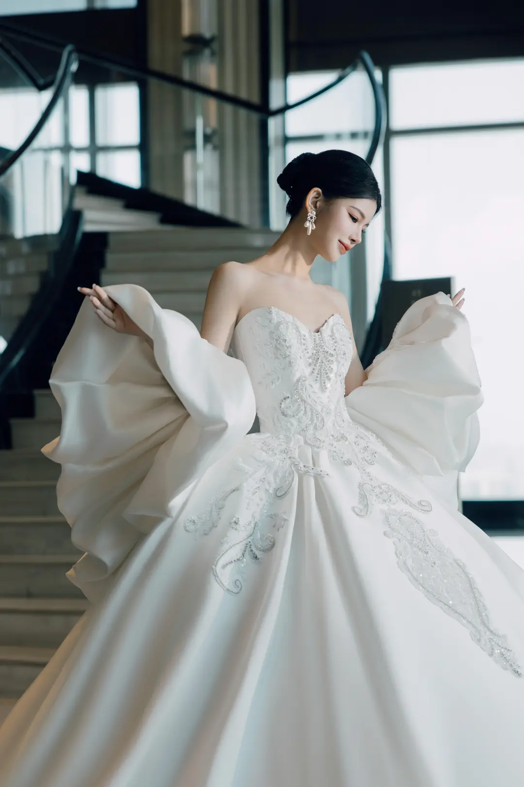 Zeitloses Ballkleid Schatz Weiß Spitze Appliques Lange Satin Brautkleid Schöne Formale Brautkleider A045