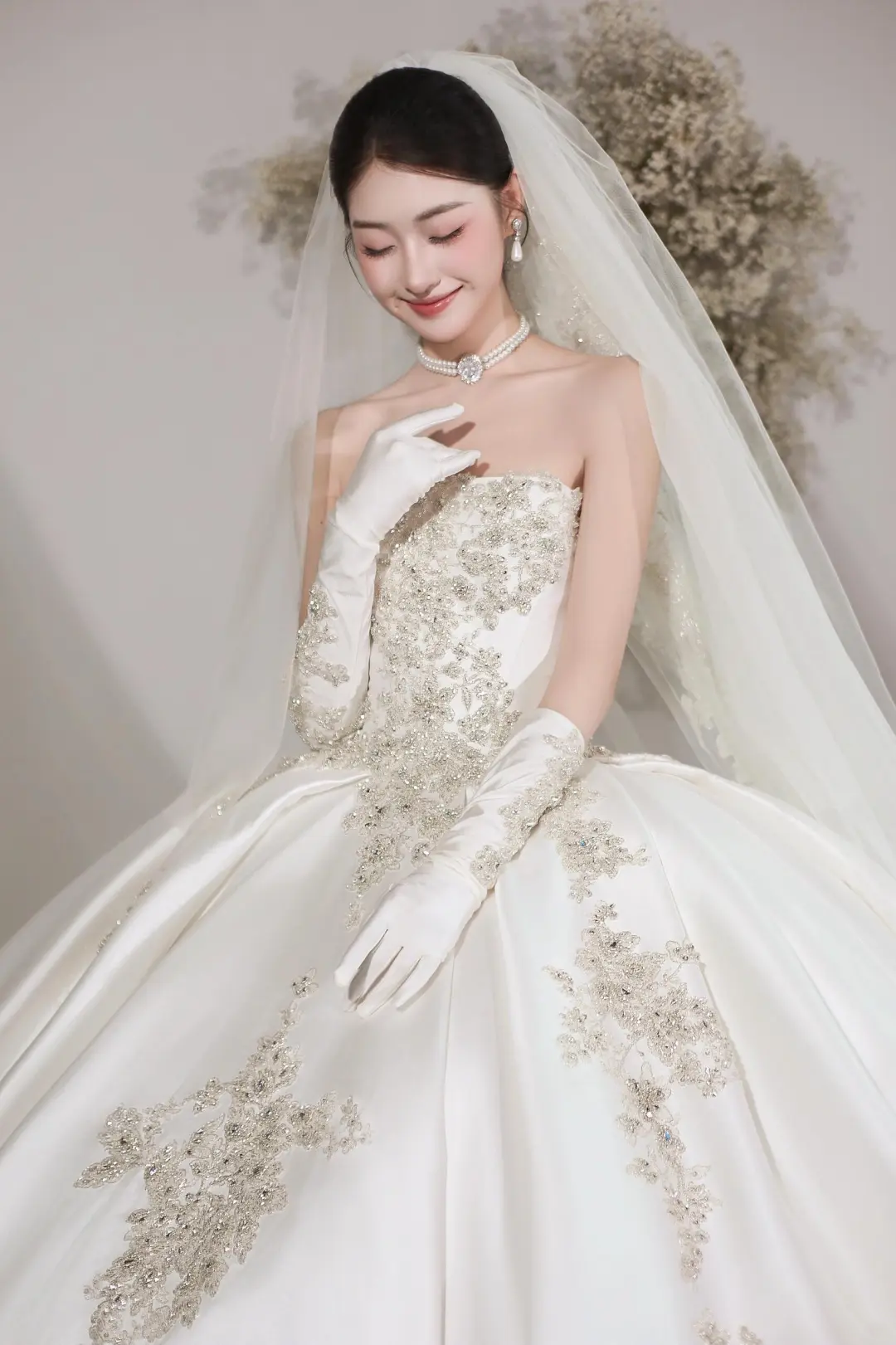 Zeitloses Ballkleid Trägerloses Weißes Spitzenapplikationen Langes Satin Brautkleid Schöne Formale Süße Brautkleider A049