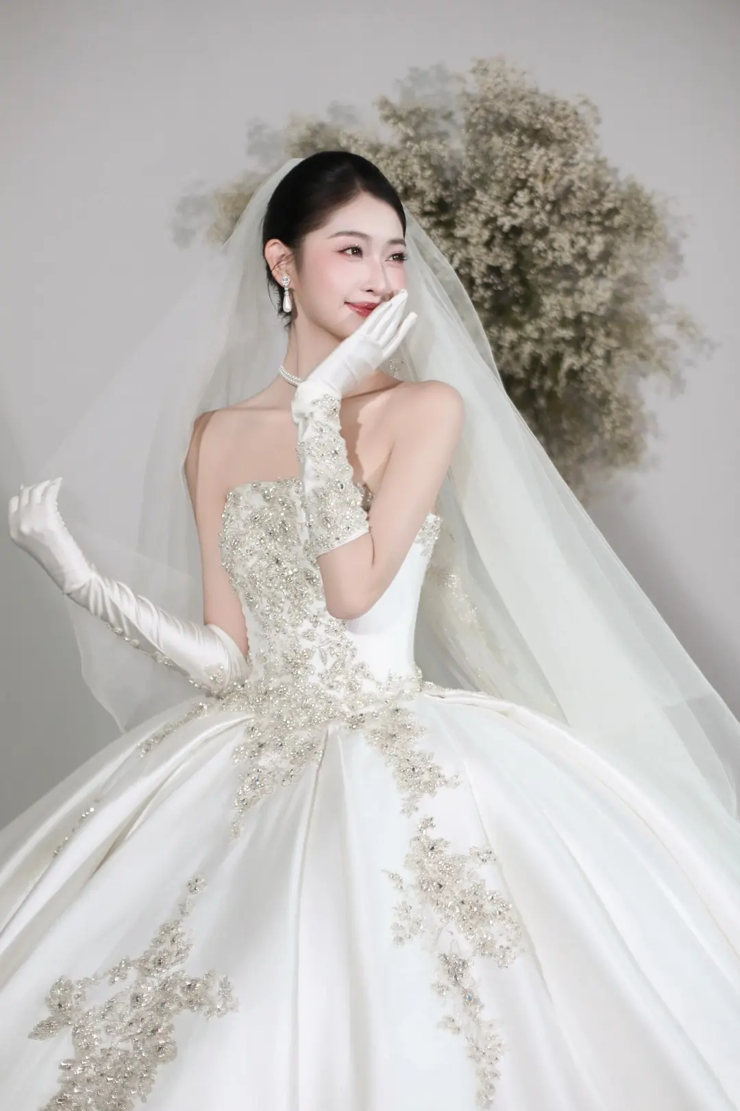 Zeitloses Ballkleid Trägerloses Weißes Spitzenapplikationen Langes Satin Brautkleid Schöne Formale Süße Brautkleider A049
