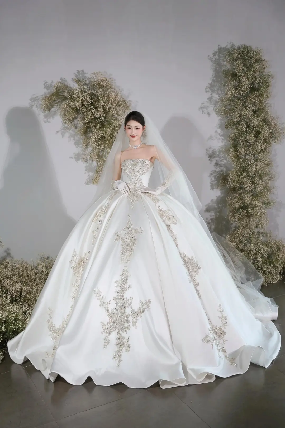 Zeitloses Ballkleid Trägerloses Weißes Spitzenapplikationen Langes Satin Brautkleid Schöne Formale Süße Brautkleider A049
